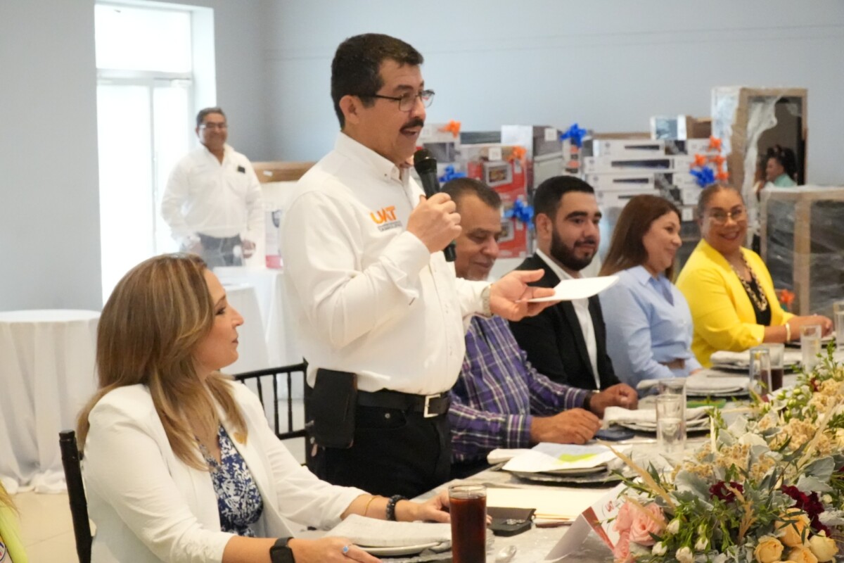 Preside el rector festejos en honor a las madres trabajadoras del SUTUAT