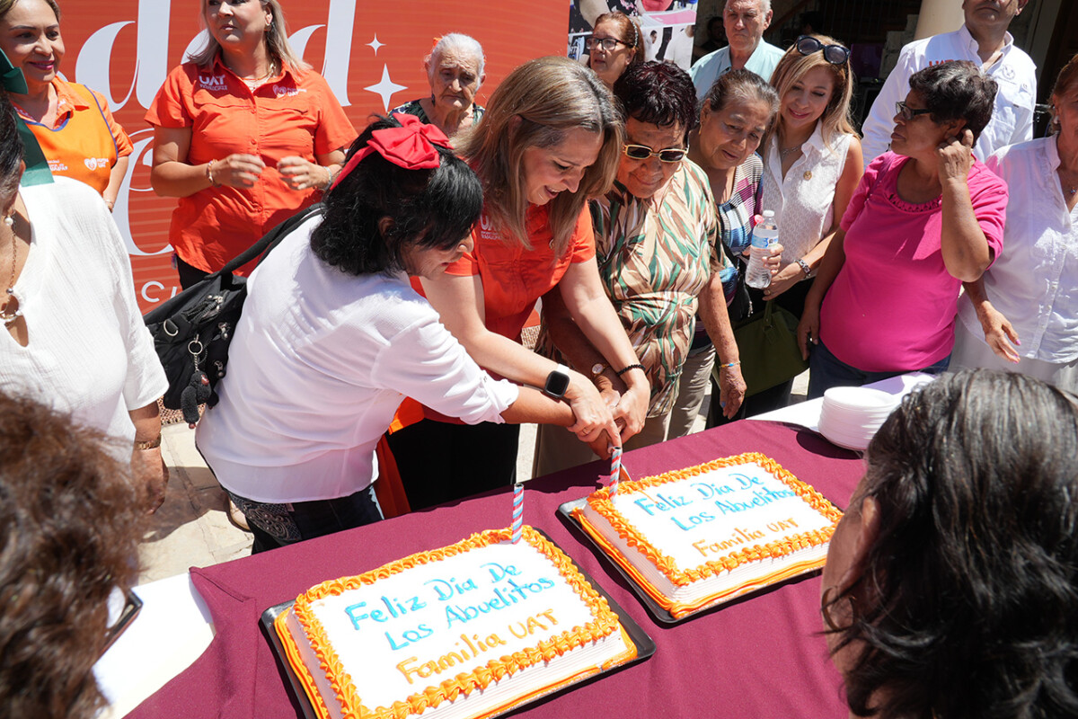 Festeja UAT al club universitario Edad de Oro en el Día de los Abuelitos