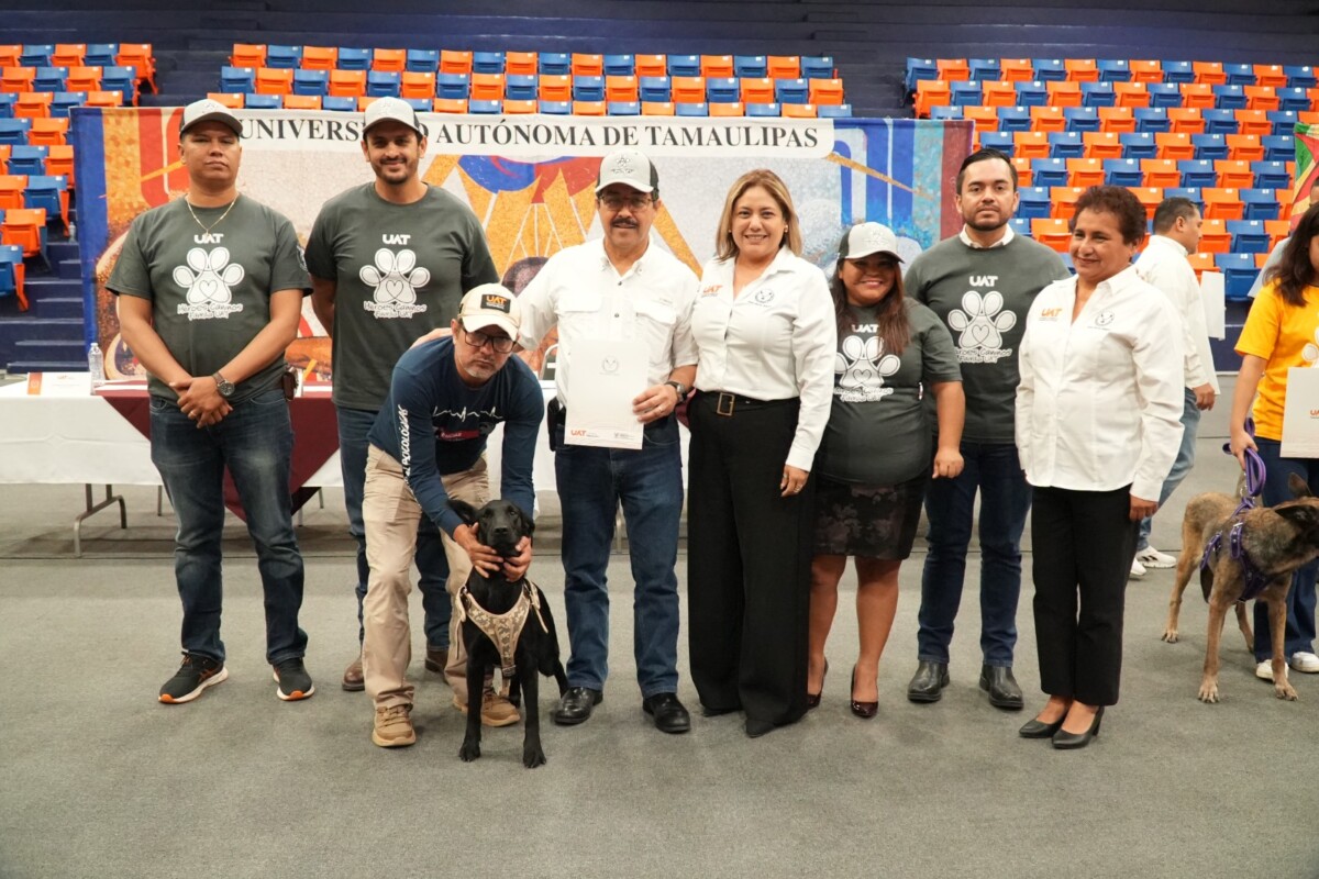 Entrega la UAT en adopción a héroes caninos