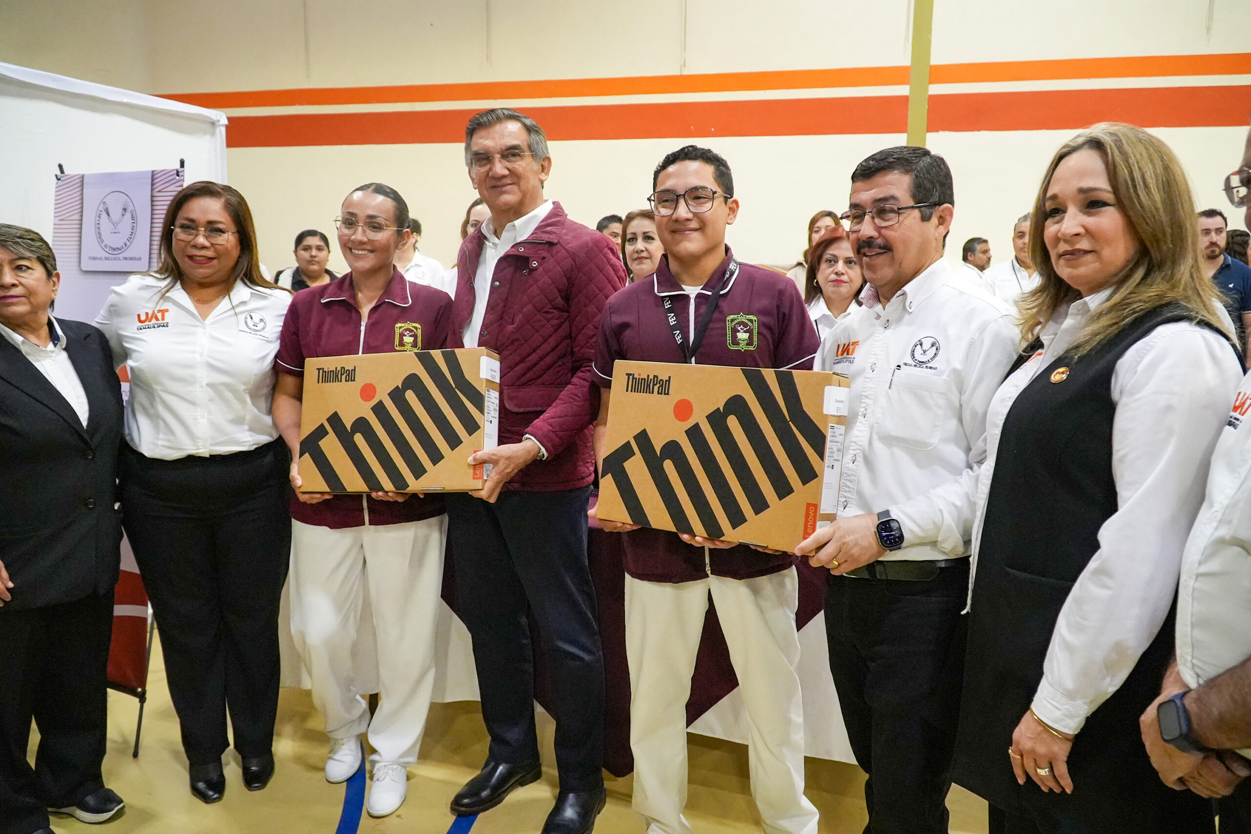 Gobernador y rector hacen entrega histórica de equipos de cómputo a estudiantes y docentes de la UAT