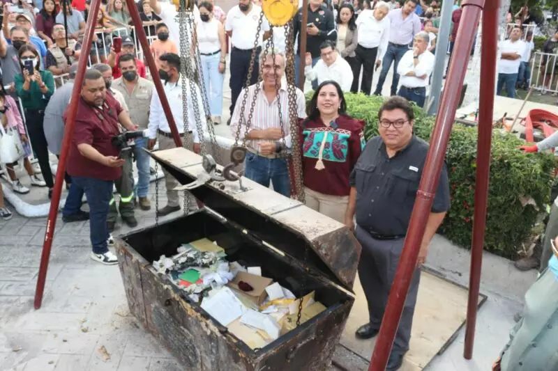 Patty Chío y familias mantenses unidos en la apertura del Baúl de los recuerdos