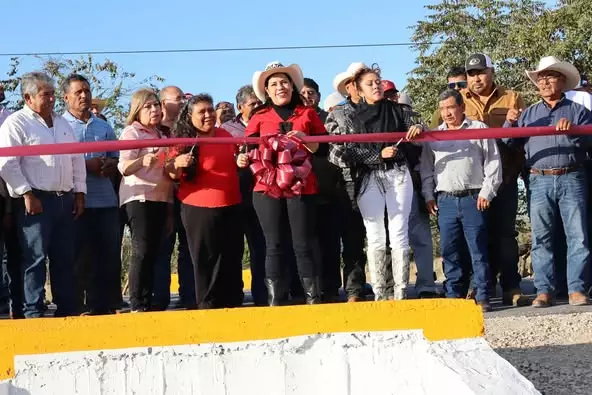 Inaugura Patty Chío puente alcantarilla en la carretera Celaya – El Triunfo