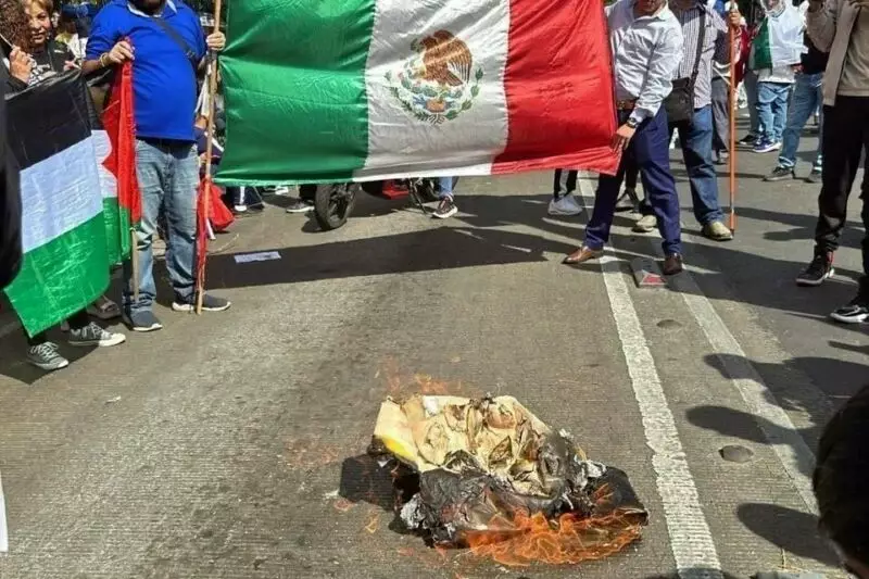 Destruyen piñata de Trump afuera de Embajada de EU