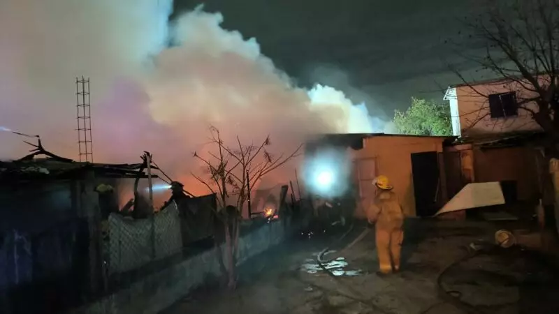 Fuego acaba con una casa de madera en la colonia del Maestro
