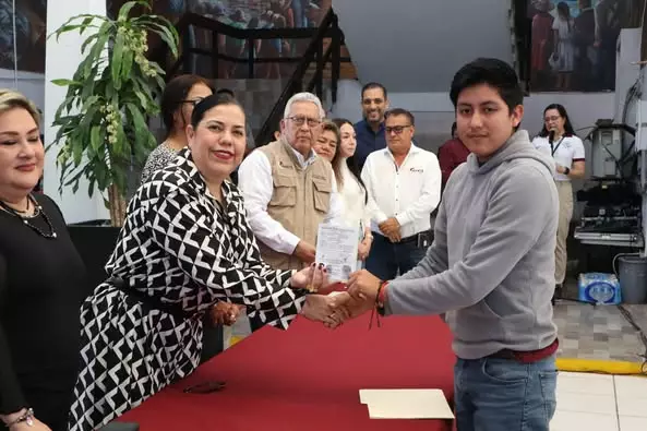 Entrega Patty Chío precartillas a jóvenes de la clase 2007 y remisos