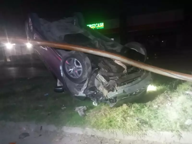 Vuelca su automóvil y huye del lugar