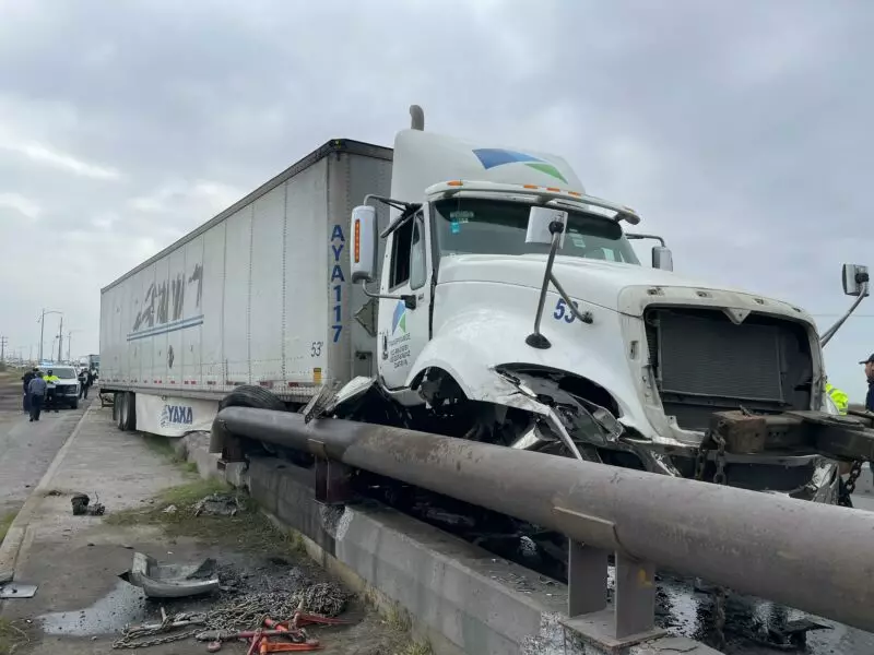 Tráiler choca contra cordón de concreto y por poco y vuelca