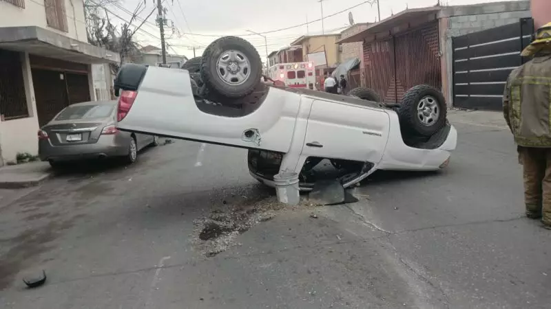 Camioneta choca y vuelca en Nuevo Laredo