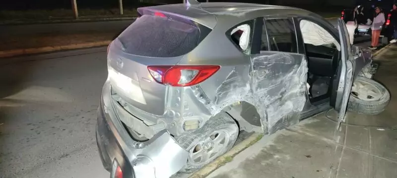 Joven pierde el control de su auto y choca contra un portón