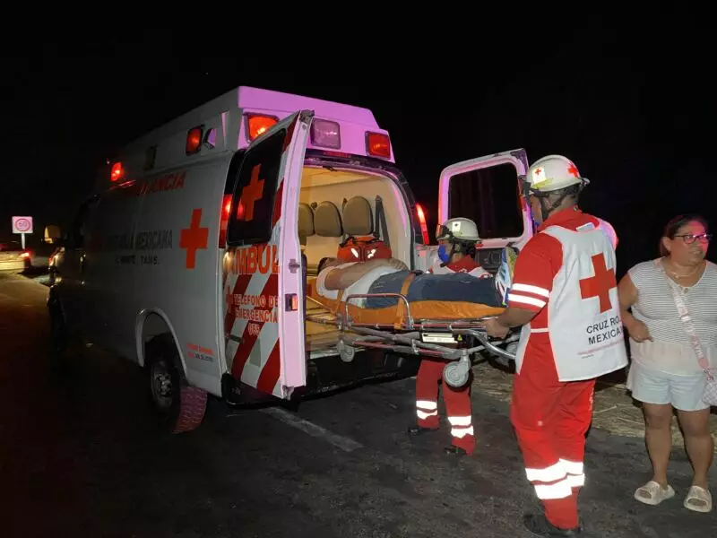 Automovil se sale de la carretera en el tramo Mante-Limón