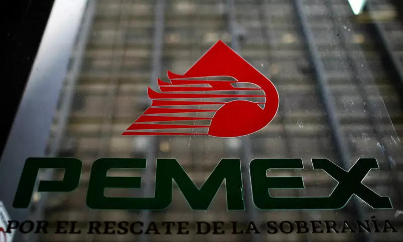 Reestructuran Pemex para asegurar reservas; gasolina, por debajo de los $24