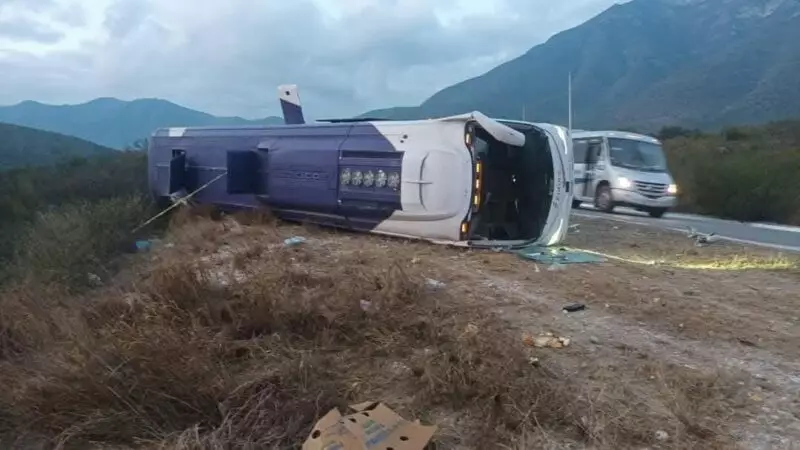 Vuelca autobús de la línea Futura en Tula; dos muertos, 16 heridos