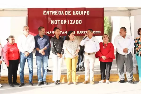 Equipa Patty Chío a elementos de Tránsito con motopatrullas