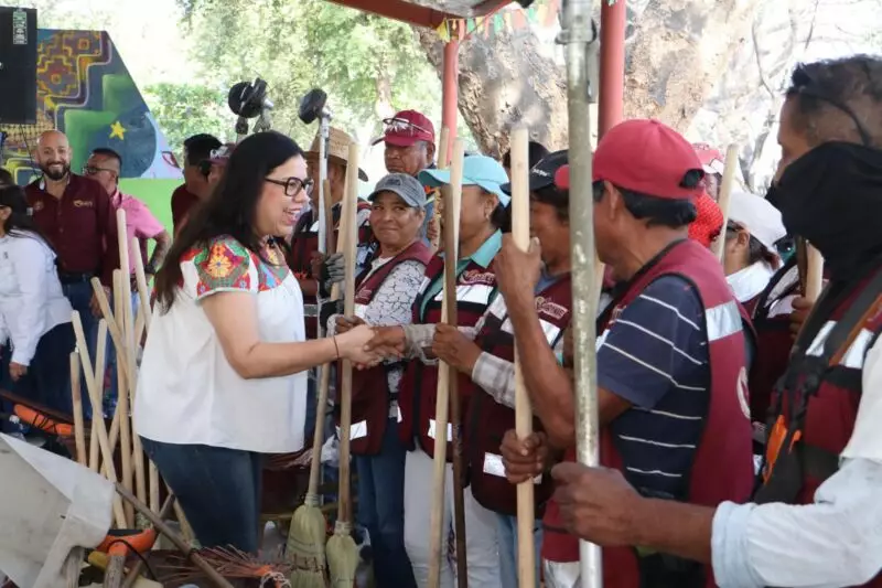 Realiza Patty Chío Brigada de limpieza en Poblado El Limón.