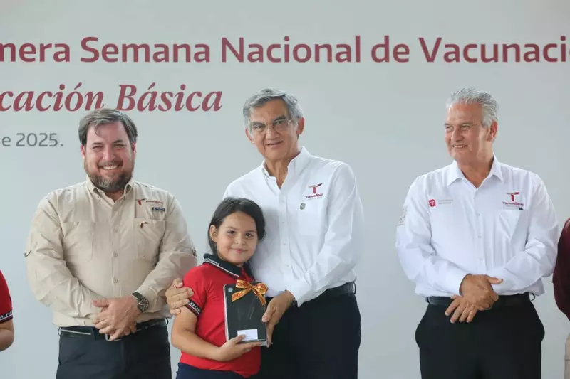 Pone en marcha Américo campaña de vacunación en escuelas y entrega tabletas a niñas y niños