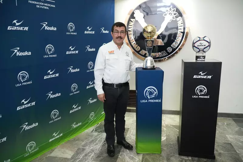 Recibe el rector Dámaso Anaya el Tour del Trofeo de la Liga Premier Mx