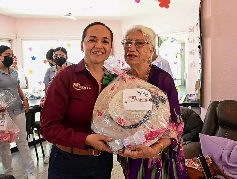 Festeja DIF a mamás en la Estancia Segura