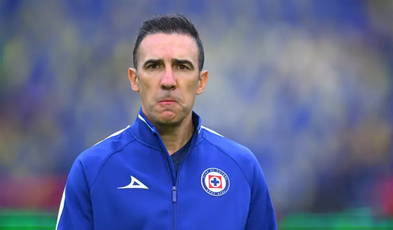 Vicente Sánchez, con pie y medio fuera de Cruz Azul
