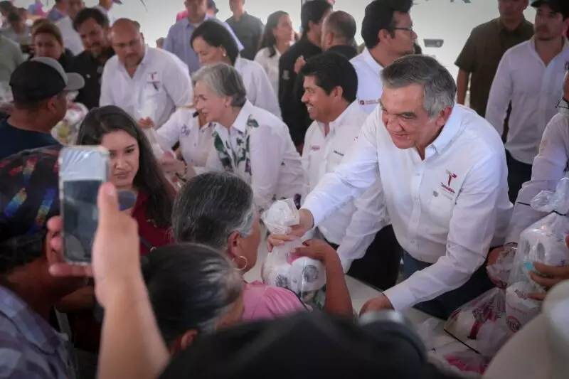 Cumplen Américo y María de Villarreal a las familias de Jaumave