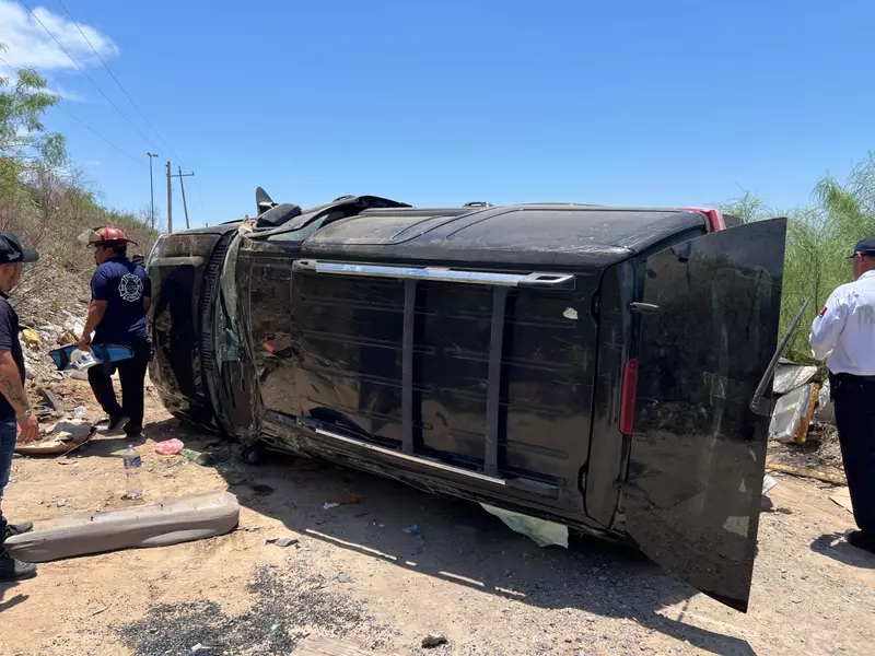 Mujer lesionada al caer camioneta desde un puente