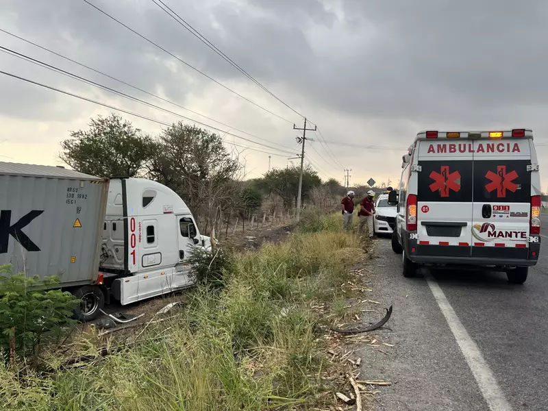 Chofer de trailer se distrae y se sale de la carretera