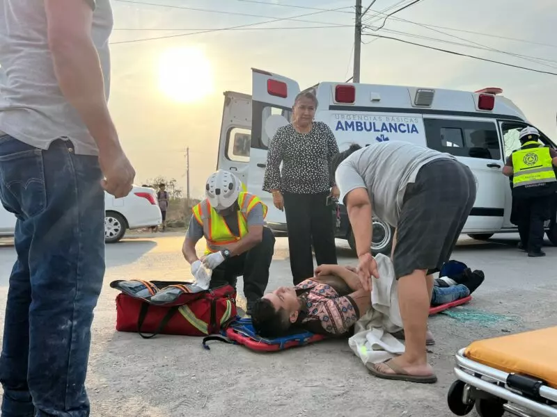 Joven motociclista se parte tobillo aparatoso choque