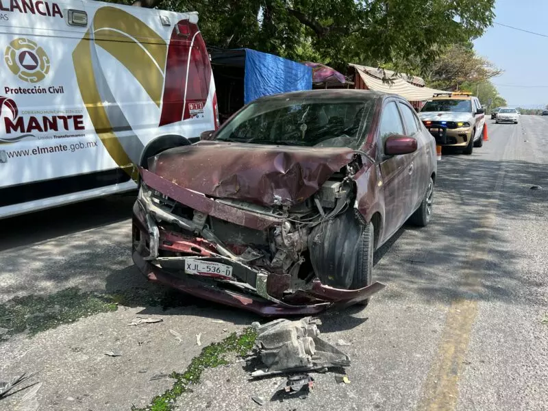 Ruedas de trailer destroza auto y lesiona a dos mujeres en el Poblado El Limón