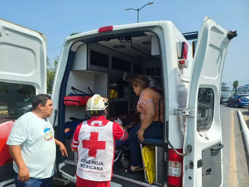 Motociclista choca por alcance y se fractura una pierna