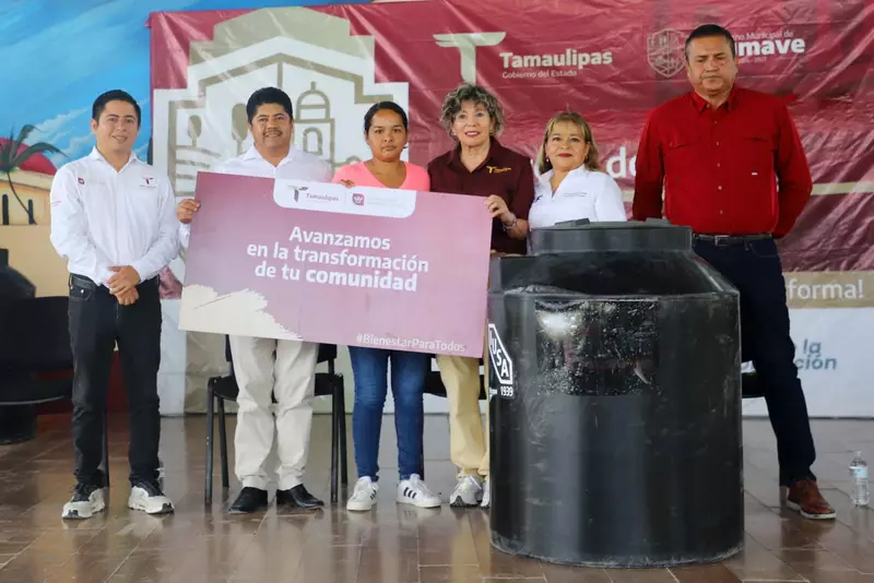 Entrega SEBIEN tinacos en Jaumave