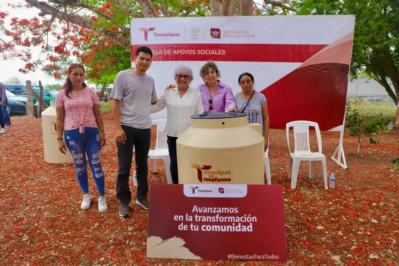 Entrega SEBIEN tinacos en Aldama