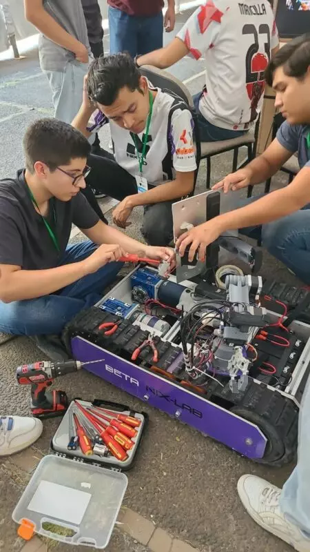 Ganan estudiantes de la UPV medalla de plata en Torneo Mexicano de Robótica