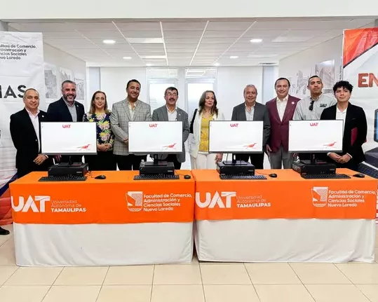 Entrega rector de la UAT equipamiento a universitarios de Nuevo Laredo