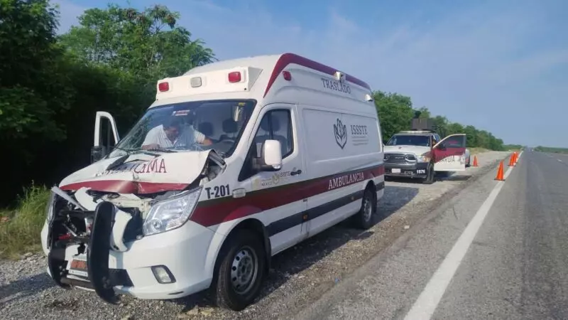 Un lesionado deja choque de ambulancia en Padilla