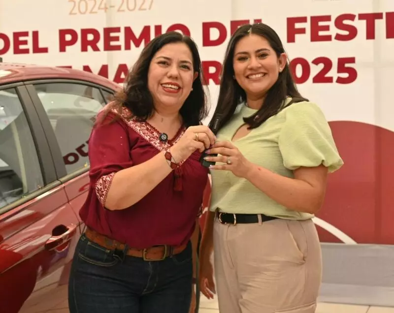 Entrega Patty Chío Automóvil a maestra Ganadora de rifa