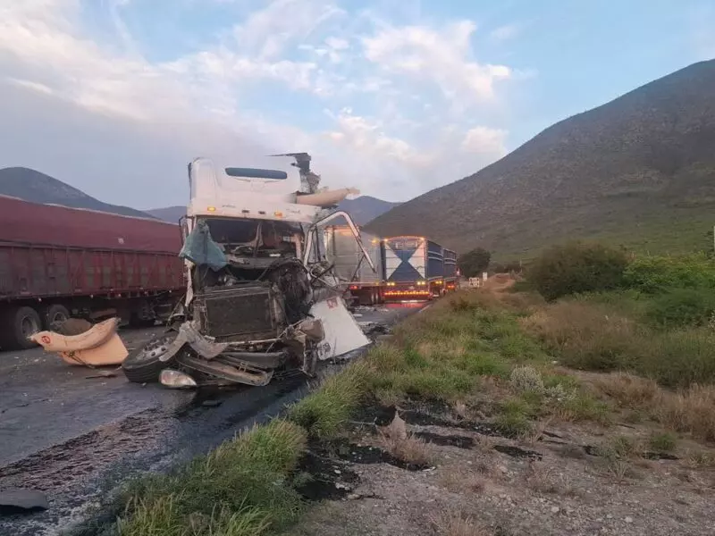 Choque múltiple entre tractocamiones en Jaumave deja un lesionado