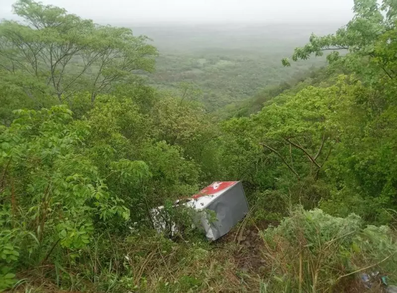 Cae camioneta al fondo de un barranco en la sierra de Antiguo Morelos