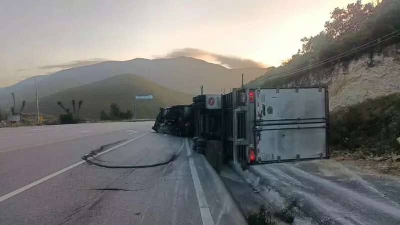 Volcadura de tractocamión cargado de jitomate en la carretera 101; no hubo lesionados