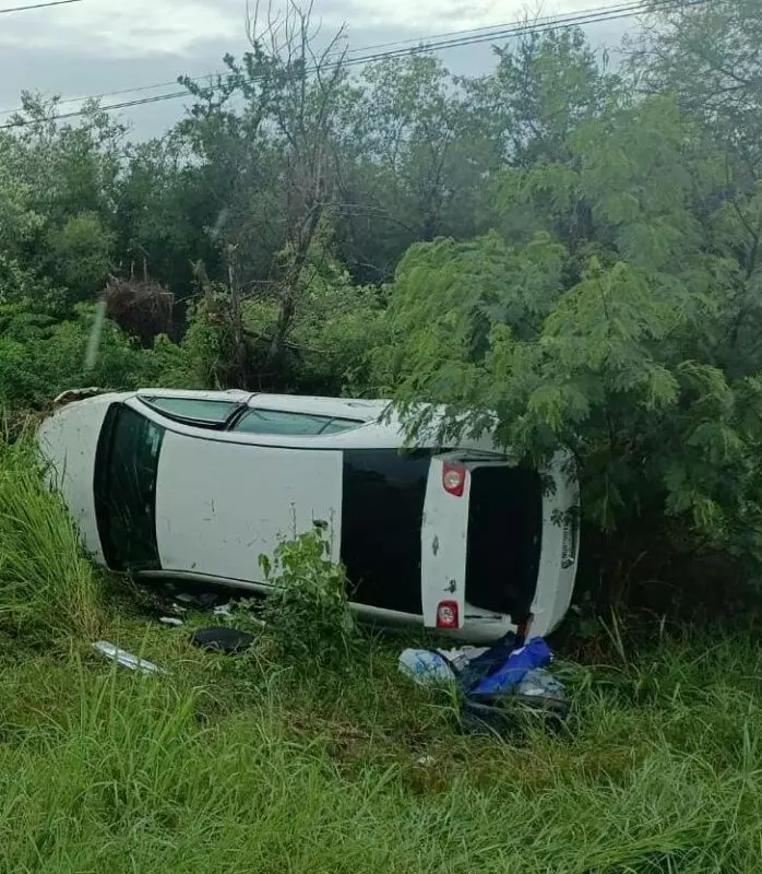 Automóvil se vuelca en la carretera Victoria–Monterrey; no hubo lesionados