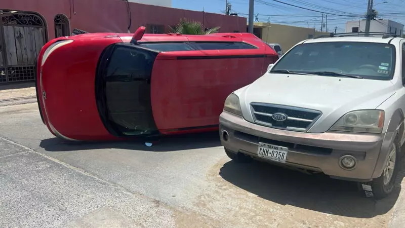 Mujer se salva al volcar su camioneta