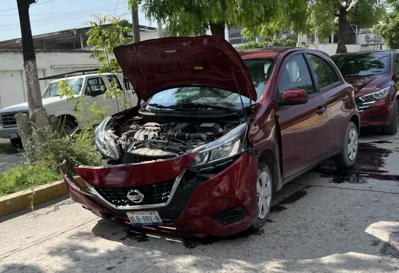 Choque entre dos vehículos particulares deja 30 mil pesos en daños