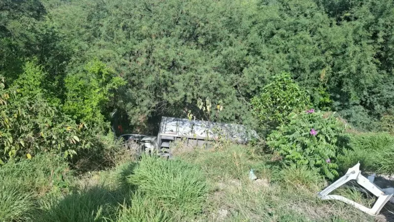 Cae camion a un barranco en Jaumave