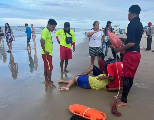 Joven rescatista salva a dos menores de morir ahogados en Playa Miramar
