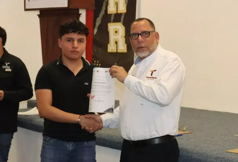 Entrega UP Región Ribereña becas para el cuatrimestre mayo-agosto