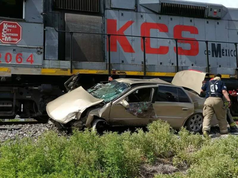 Automóvil es embestido por el tren al intentar ganarle el paso en Matamoros