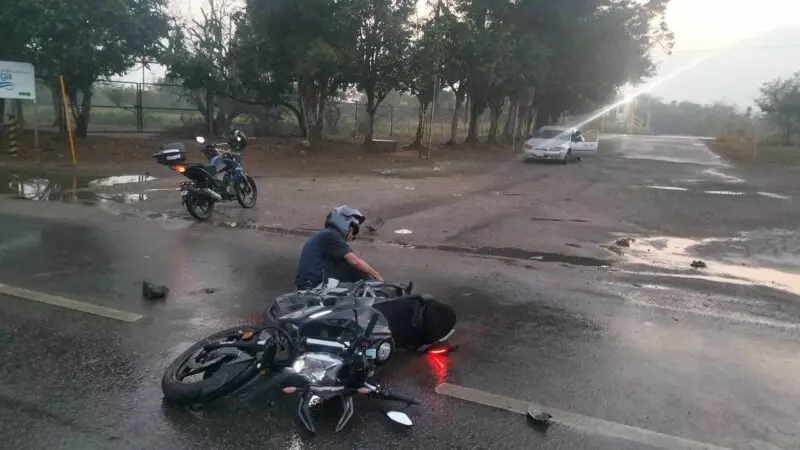 Empleado de un colegio termina lesionado en choque