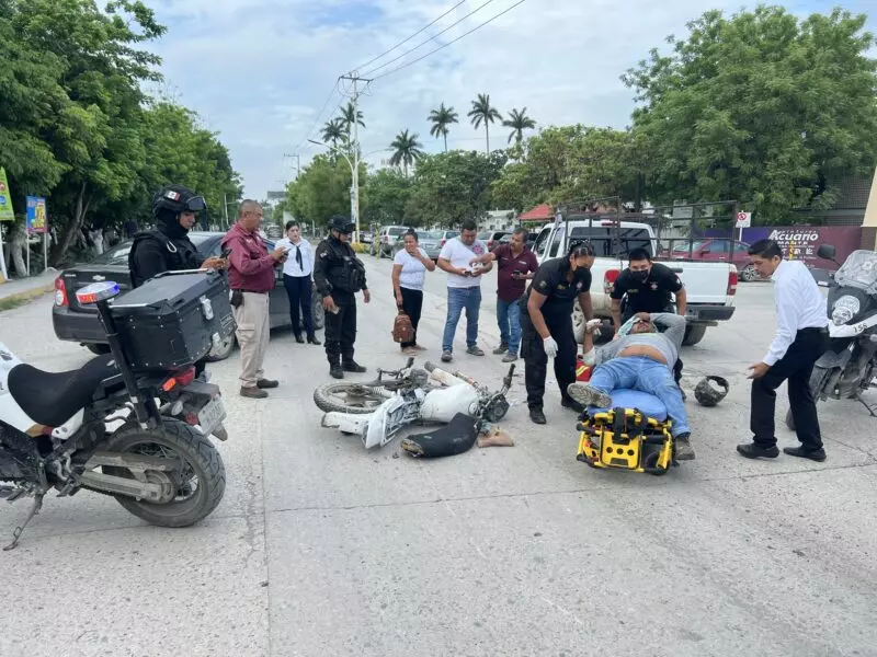 Motociclista resulta lesionado tras chocar contra camioneta