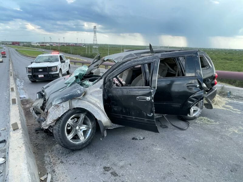 Despedaza camioneta en volcadura y termina lesionado