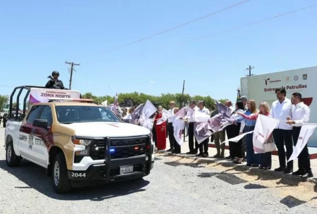 Entrega gobernador de Tamaulipas nuevos vehículos para seguridad pública