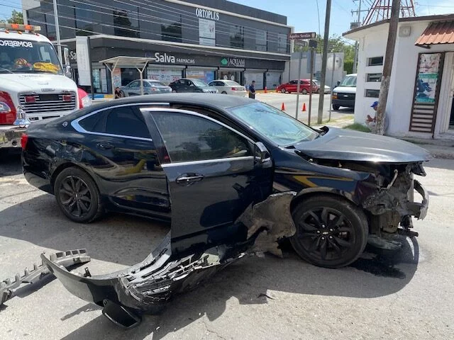 Mujer provoca encontronazo en la Aquiles Serdán