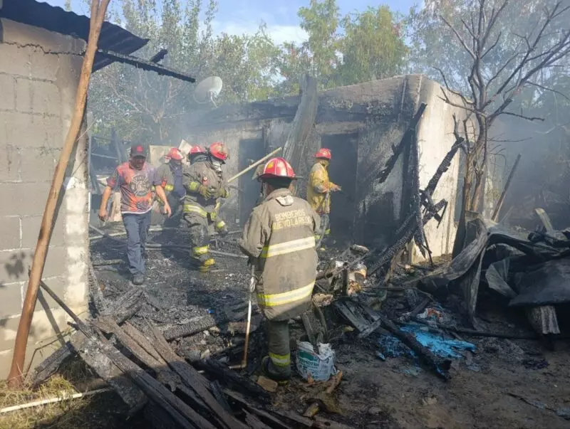 Fuego reduce casa a cenizas